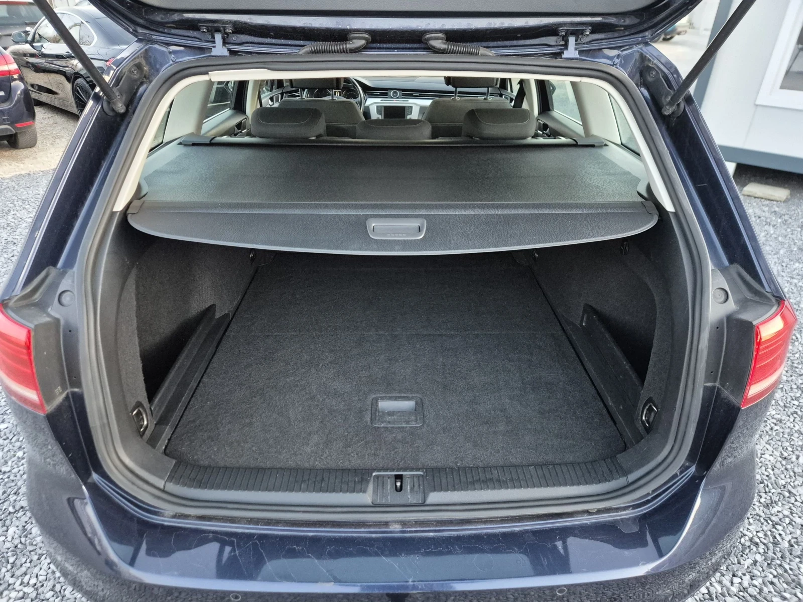 VW Passat 1.6 TDI, снимка 14 - Автомобили и джипове - 52007942