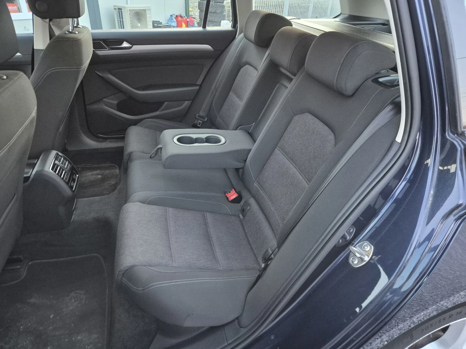 VW Passat 1.6 TDI, снимка 11 - Автомобили и джипове - 52007942