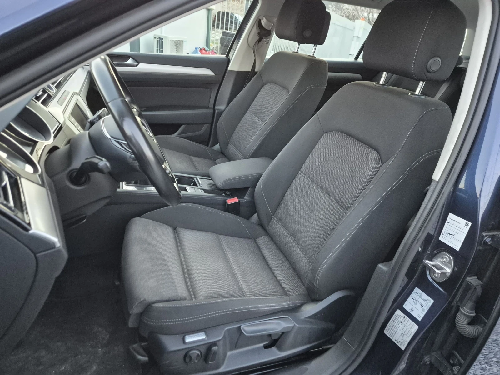 VW Passat 1.6 TDI, снимка 8 - Автомобили и джипове - 52007942