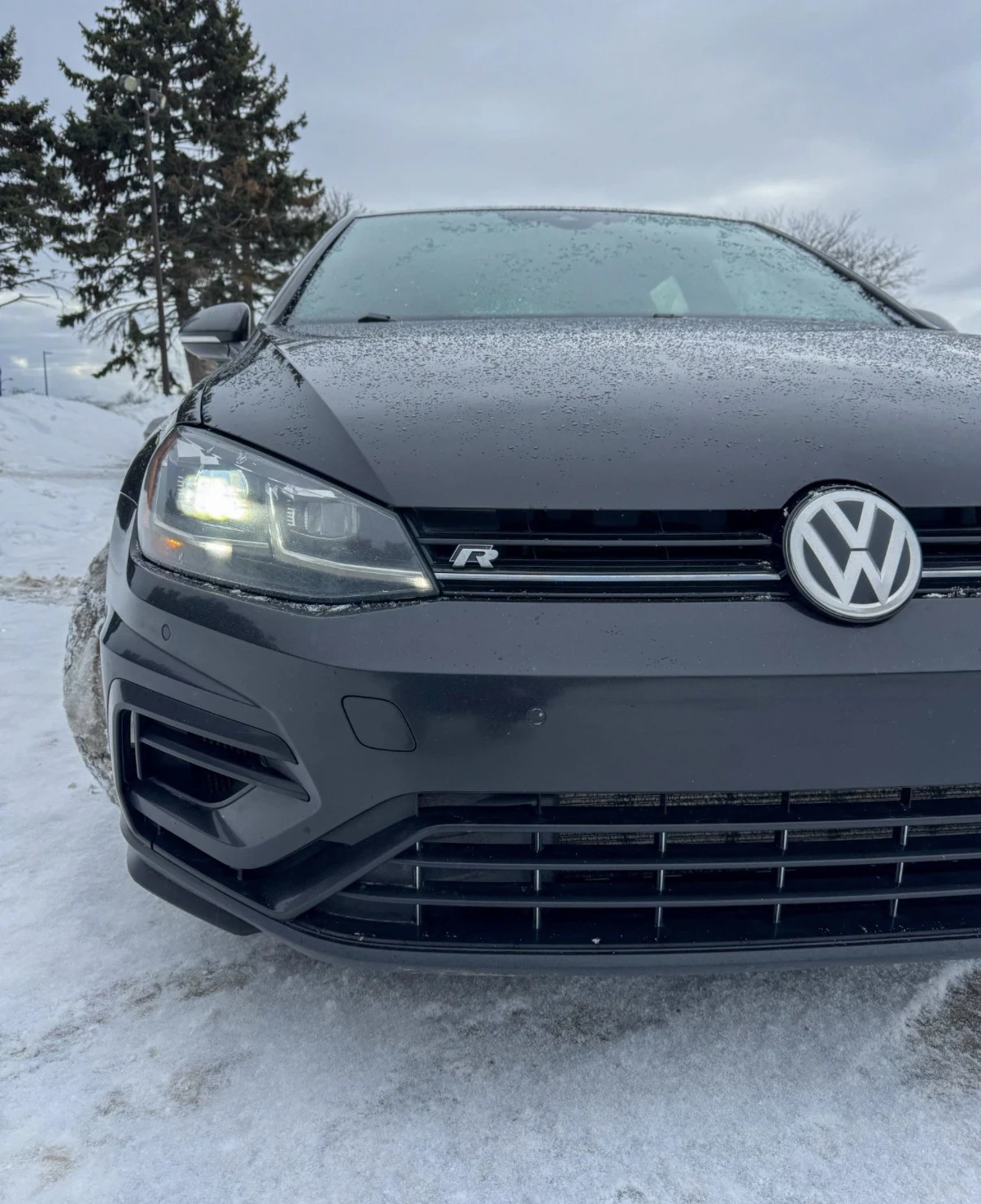 VW Golf R * * РЪЧКА * * CARPLAY * * ПОДГРЕВИ * * КАМЕРА  - изображение 2