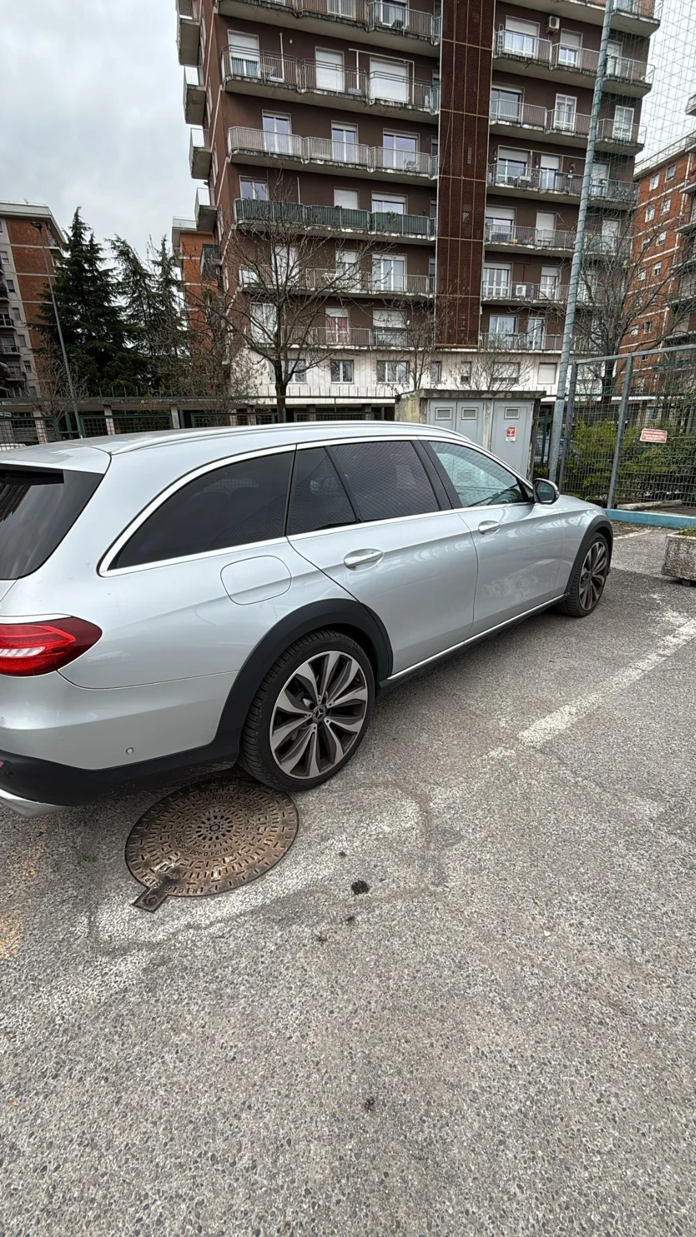 Mercedes-Benz E 220 SW 4Matic Auto Premium Plus All-Terrain, снимка 3 - Автомобили и джипове - 54058994