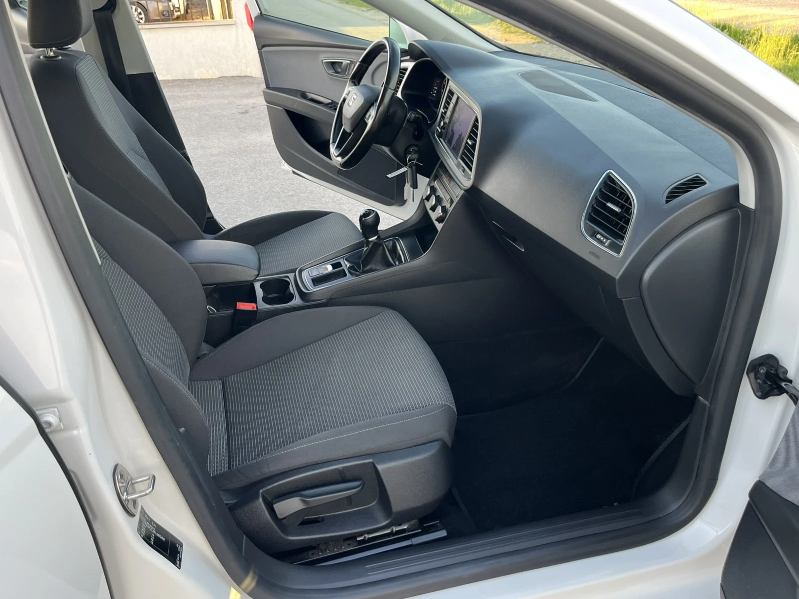 Seat Leon 1.6TDI 116кс EURO 6D АВТОПИЛОТ NAVI FULL LED , снимка 11 - Автомобили и джипове - 54544620
