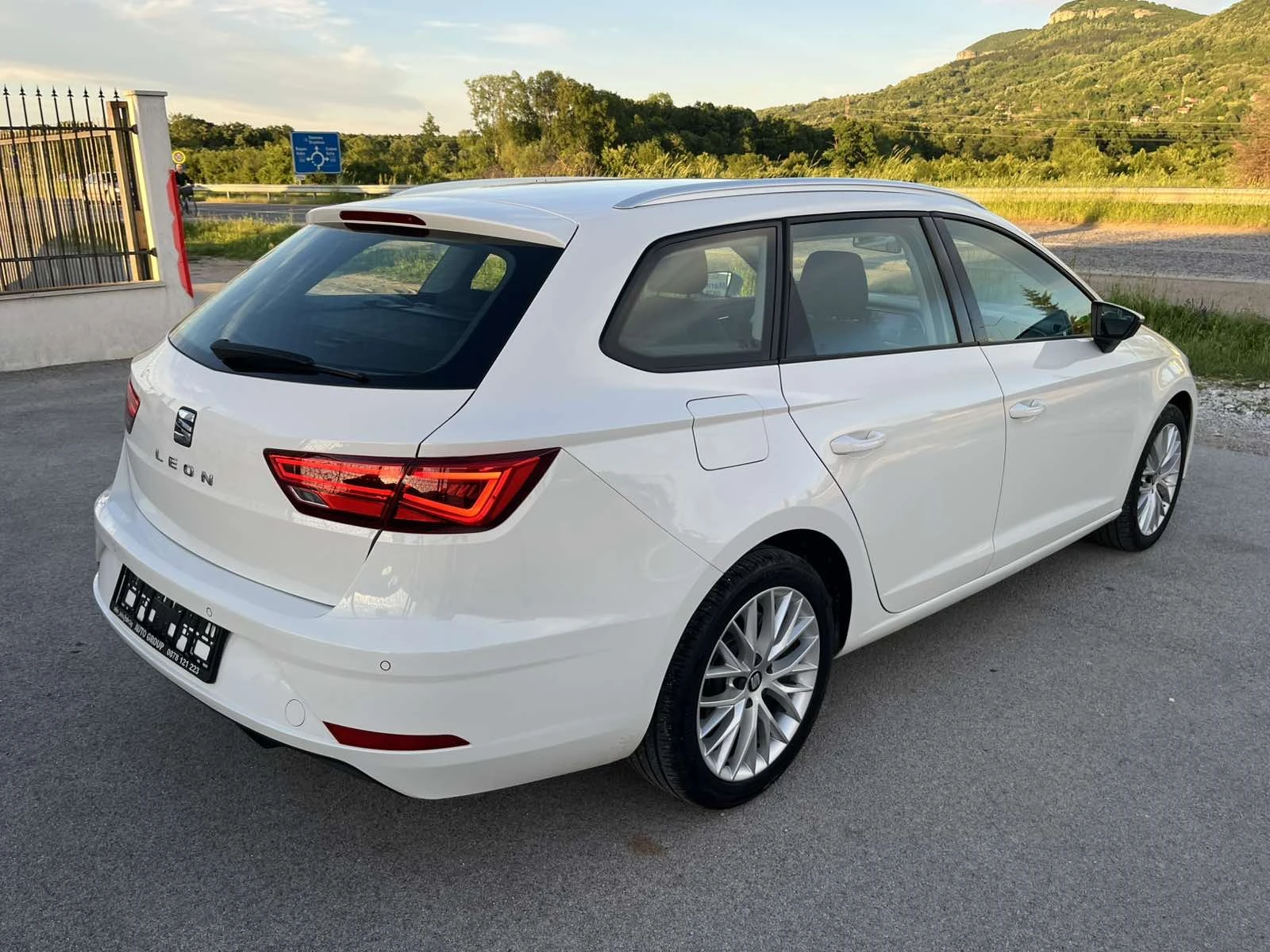 Seat Leon 1.6TDI 116кс EURO 6D АВТОПИЛОТ NAVI FULL LED , снимка 4 - Автомобили и джипове - 54544620