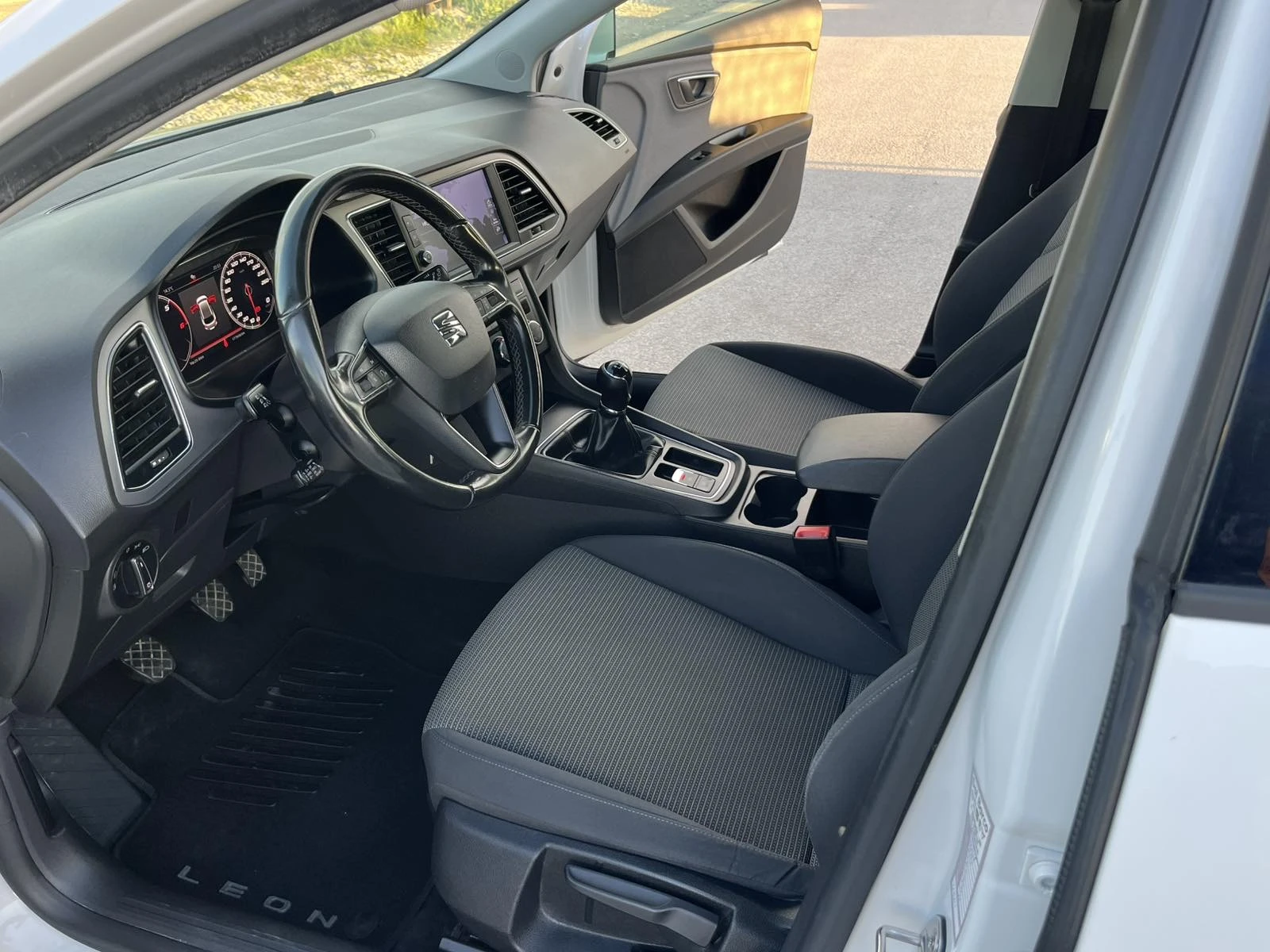 Seat Leon 1.6TDI 116кс EURO 6D АВТОПИЛОТ NAVI FULL LED , снимка 8 - Автомобили и джипове - 54544620