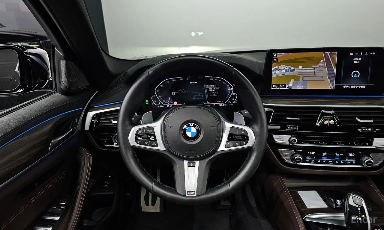 BMW 530E M* SPORT* ОБДУХВАНЕ* HARMON* KARDON* ДИСТРОНИК* ХЕ, снимка 8 - Автомобили и джипове - 55103810
