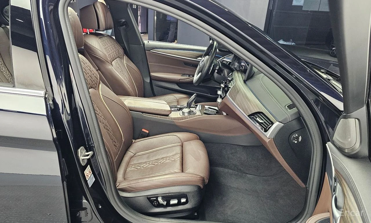BMW 530E M* SPORT* ОБДУХВАНЕ* HARMON* KARDON* ДИСТРОНИК* ХЕ, снимка 13 - Автомобили и джипове - 55103810