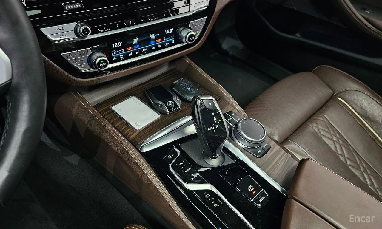 BMW 530E M* SPORT* ОБДУХВАНЕ* HARMON* KARDON* ДИСТРОНИК* ХЕ, снимка 11 - Автомобили и джипове - 55103810