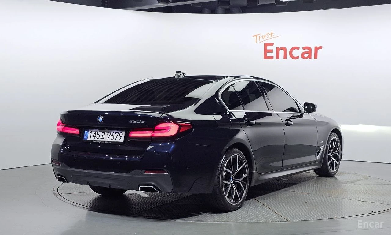 BMW 530E M* SPORT* ОБДУХВАНЕ* HARMON* KARDON* ДИСТРОНИК* ХЕ, снимка 2 - Автомобили и джипове - 55103810