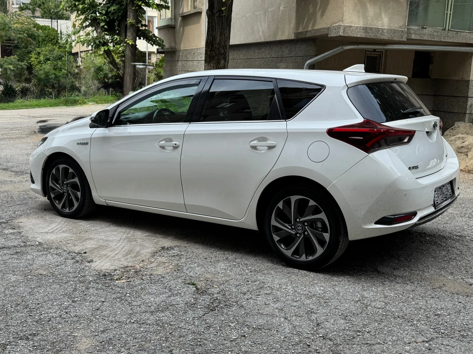 Toyota Auris 1.8 Hybrid 99kc, снимка 3 - Автомобили и джипове - 55314676