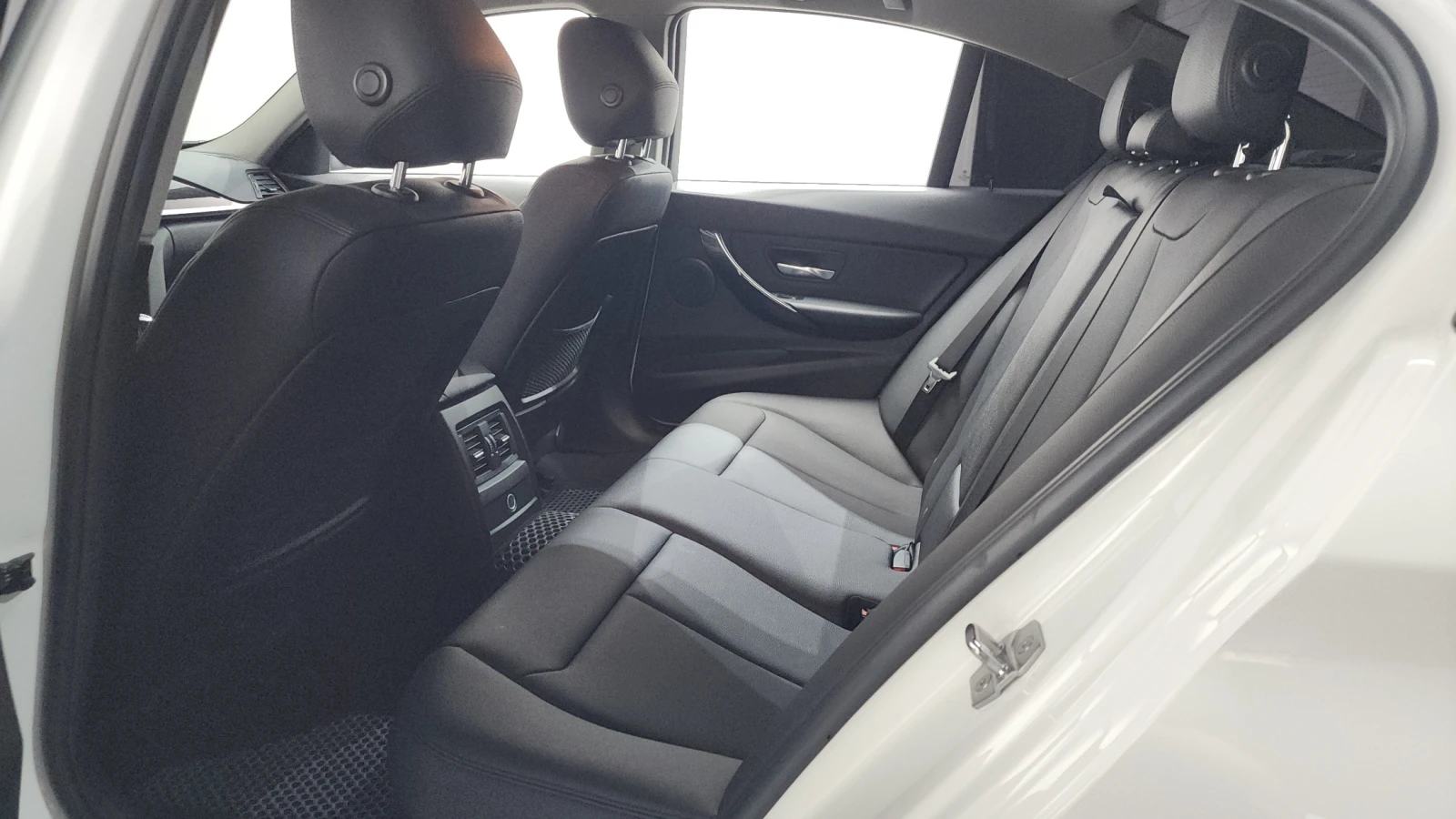 BMW 320 | ФИКСИРАНА ЦЕНА ДО БЪЛГАРИЯ | , снимка 16 - Автомобили и джипове - 55540644