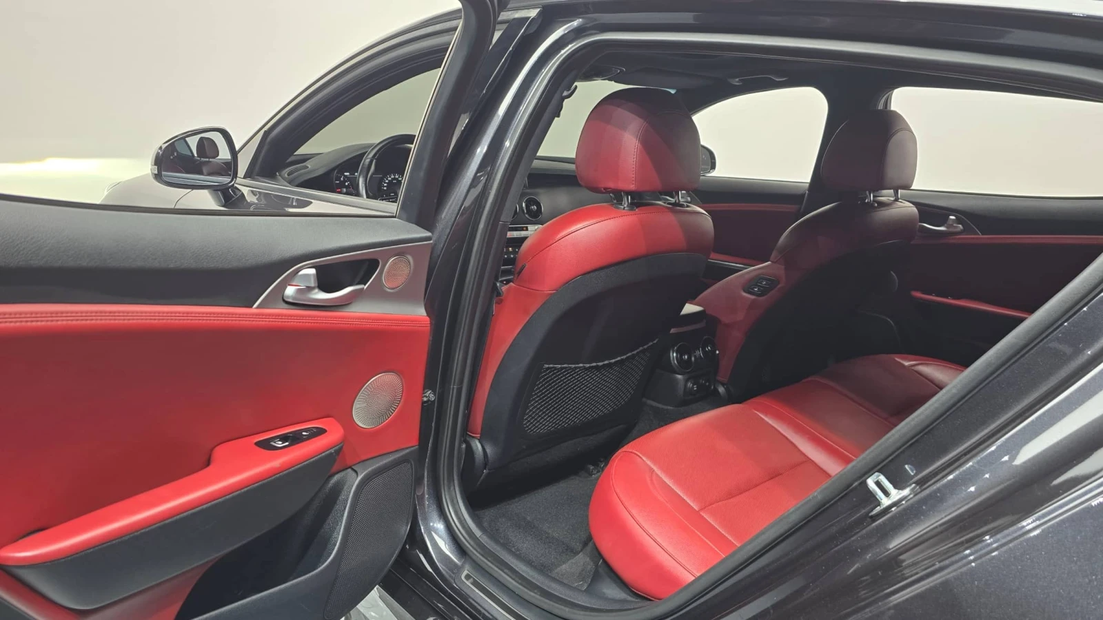 Kia Stinger 2.0 Turbo AWD Platinum, снимка 8 - Автомобили и джипове - 55694302
