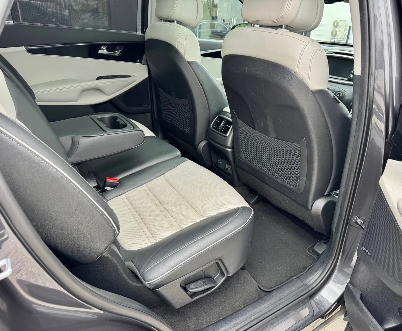 Kia Sorento 2.2CRDi AWD Обдух/Подгрев/Пано/Keyless/360Камера, снимка 13 - Автомобили и джипове - 51968120