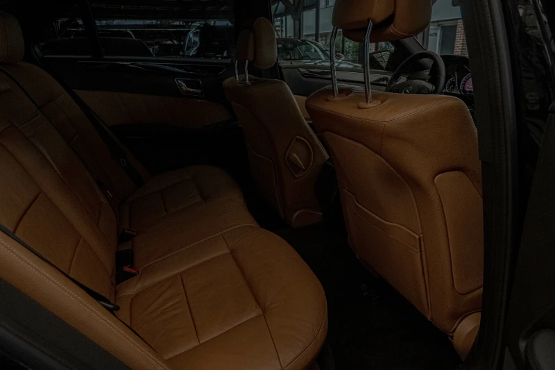 Mercedes-Benz E 250 AMG/4Matic/Distronik/Side Assist/Leader brown/BiXe, снимка 8 - Автомобили и джипове - 51124640