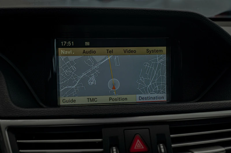 Mercedes-Benz E 250 AMG/4Matic/Distronik/Side Assist/Leader brown/BiXe, снимка 11 - Автомобили и джипове - 51124640