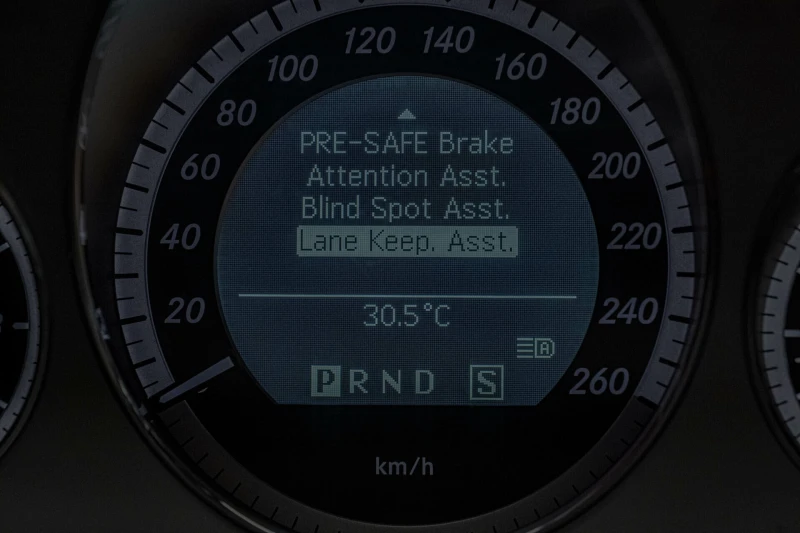 Mercedes-Benz E 250 AMG/4Matic/Distronik/Side Assist/Leader brown/BiXe, снимка 13 - Автомобили и джипове - 51124640