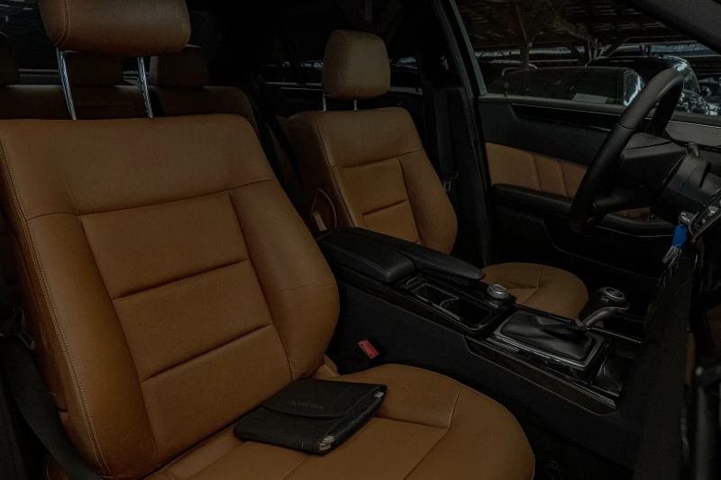 Mercedes-Benz E 250 AMG/4Matic/Distronik/Side Assist/Leader brown/BiXe, снимка 9 - Автомобили и джипове - 51124640