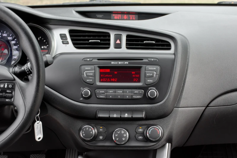 Kia Ceed 1.4D, снимка 15 - Автомобили и джипове - 51905344