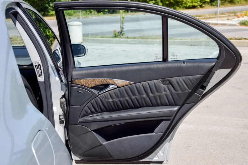 Mercedes-Benz E 320, снимка 17 - Автомобили и джипове - 52623295