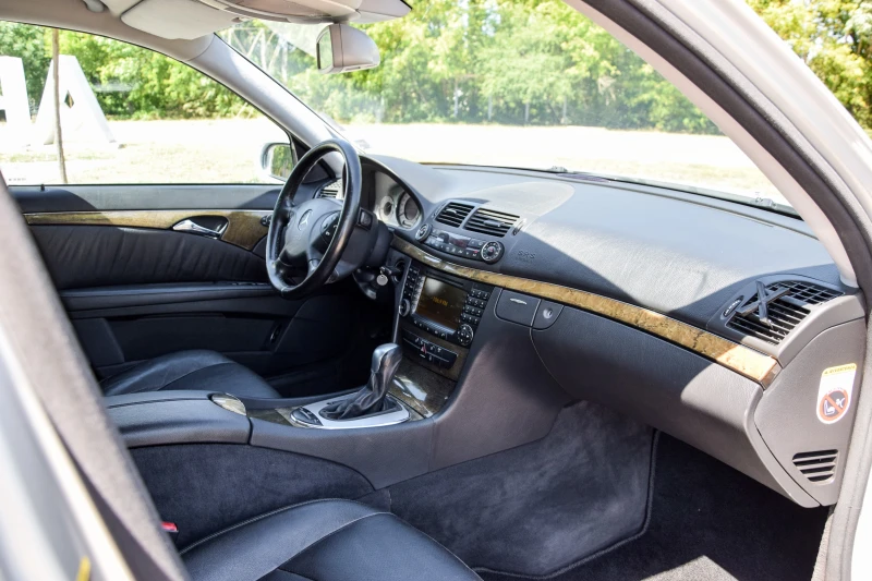 Mercedes-Benz E 320, снимка 12 - Автомобили и джипове - 52623295