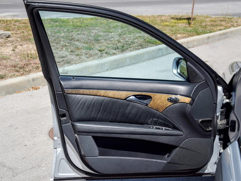 Mercedes-Benz E 320, снимка 14 - Автомобили и джипове - 52623295