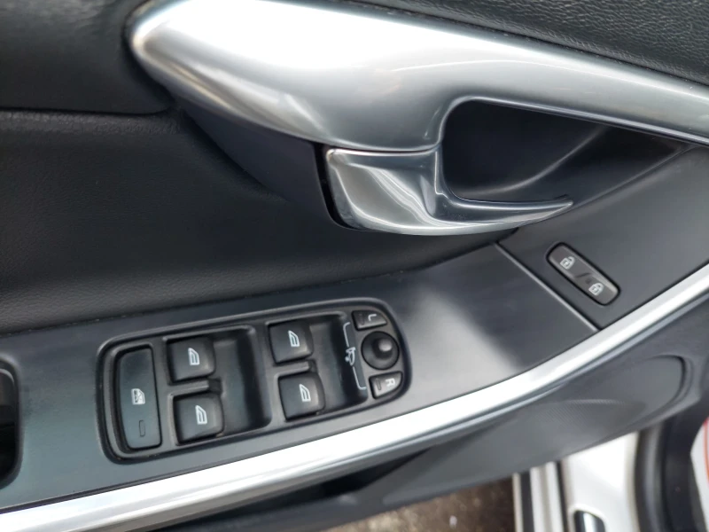 Volvo V60 2.0 d- D4, снимка 7 - Автомобили и джипове - 53230779