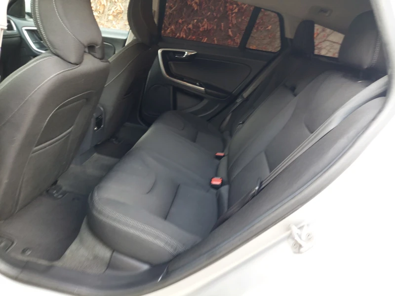 Volvo V60 2.0 d- D4, снимка 9 - Автомобили и джипове - 53230779