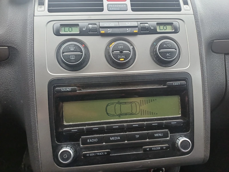 VW Touran 1.6iMPI-102KC, снимка 10 - Автомобили и джипове - 53477153