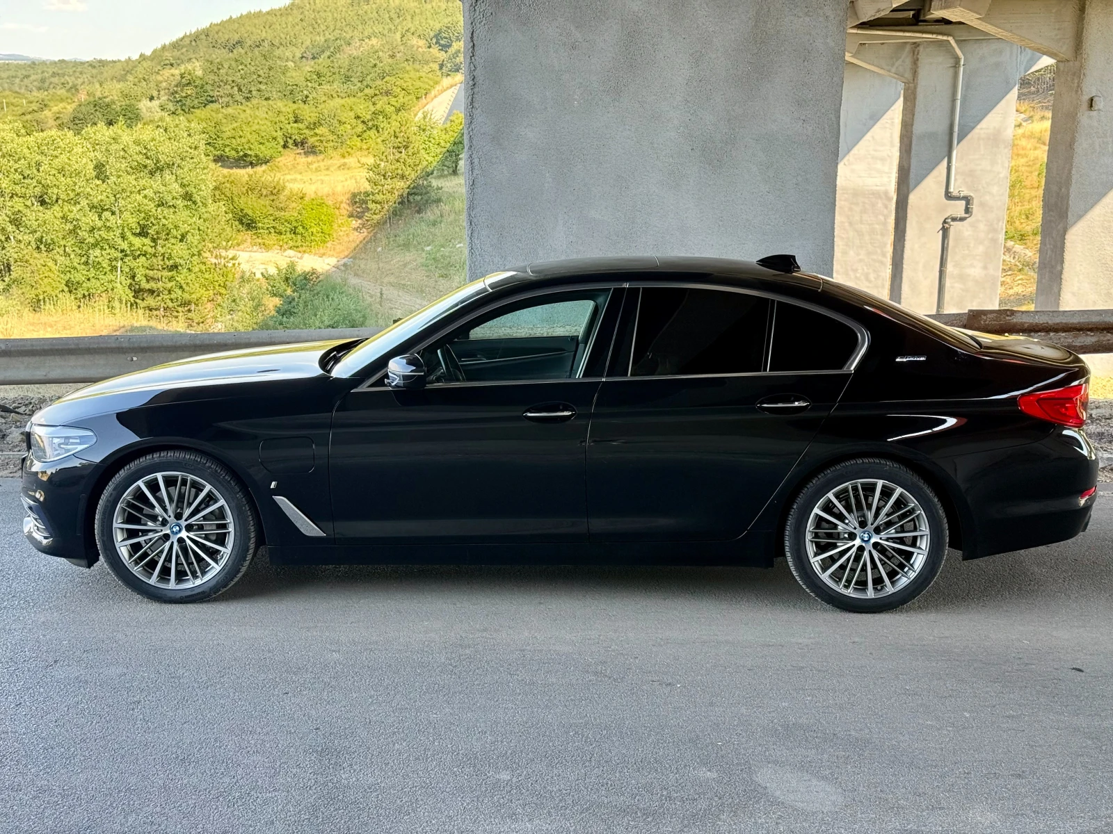 BMW 530E xDrive IPerformance Plug-in-Hybrid - изображение 3