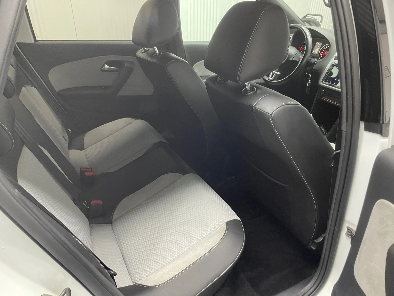 VW Polo URBAN WHITE CROSS  - изображение 8