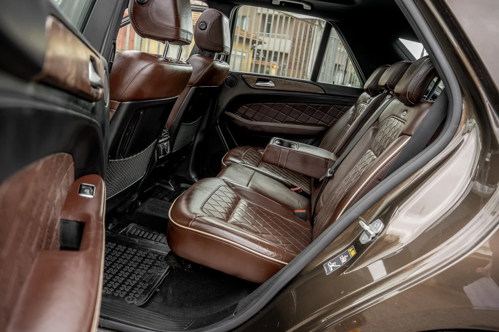 Mercedes-Benz ML 350 BlueTEC-AMG-DESIGNO Edition1-PANO-DISTR-ОБДУХ-FULL, снимка 17 - Автомобили и джипове - 54825402