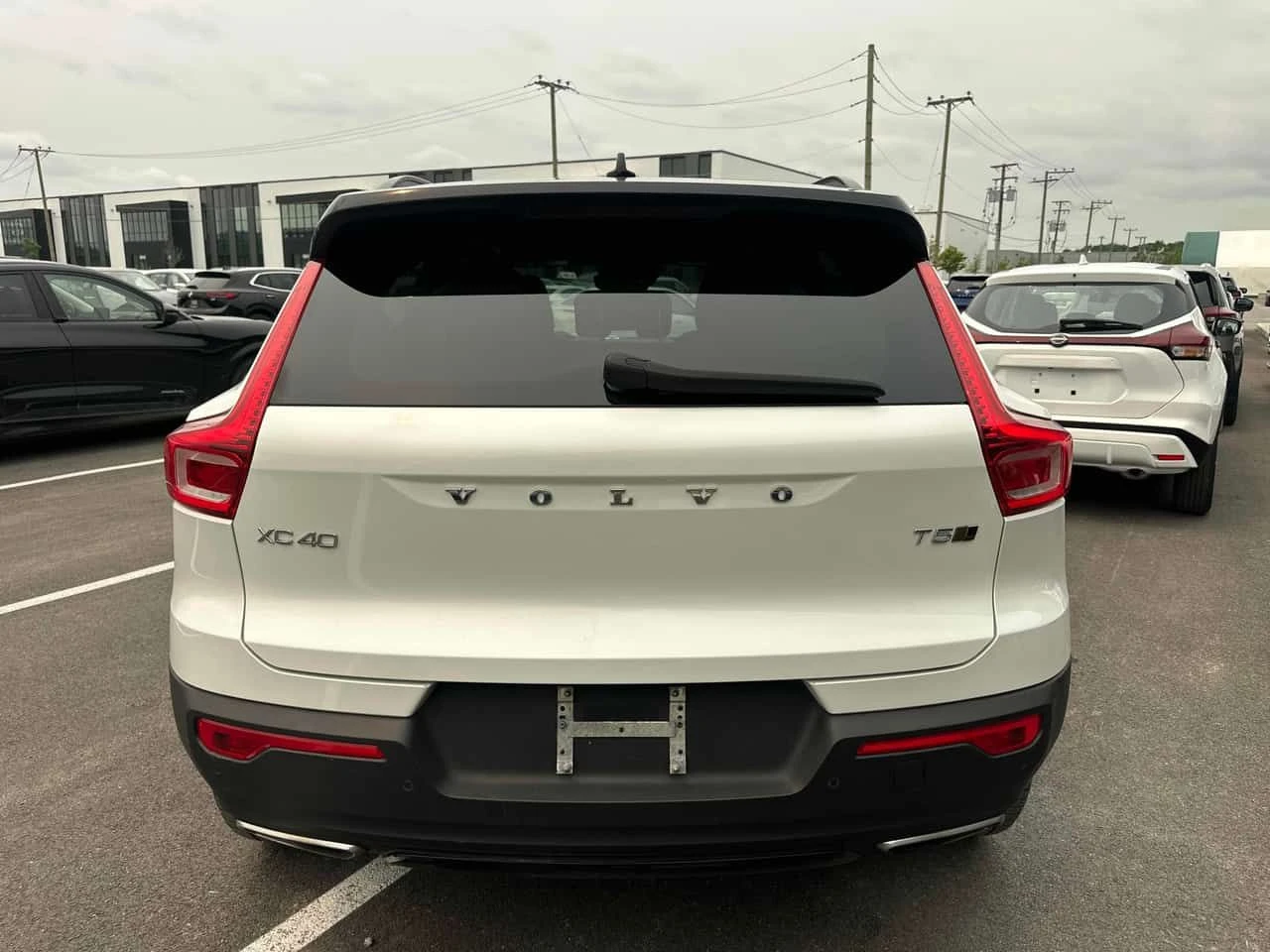 Volvo XC40 * R Design * CARFAX * ОПЦИЯ ЗА ФИНАНСИРАНЕ , снимка 4 - Автомобили и джипове - 55303824