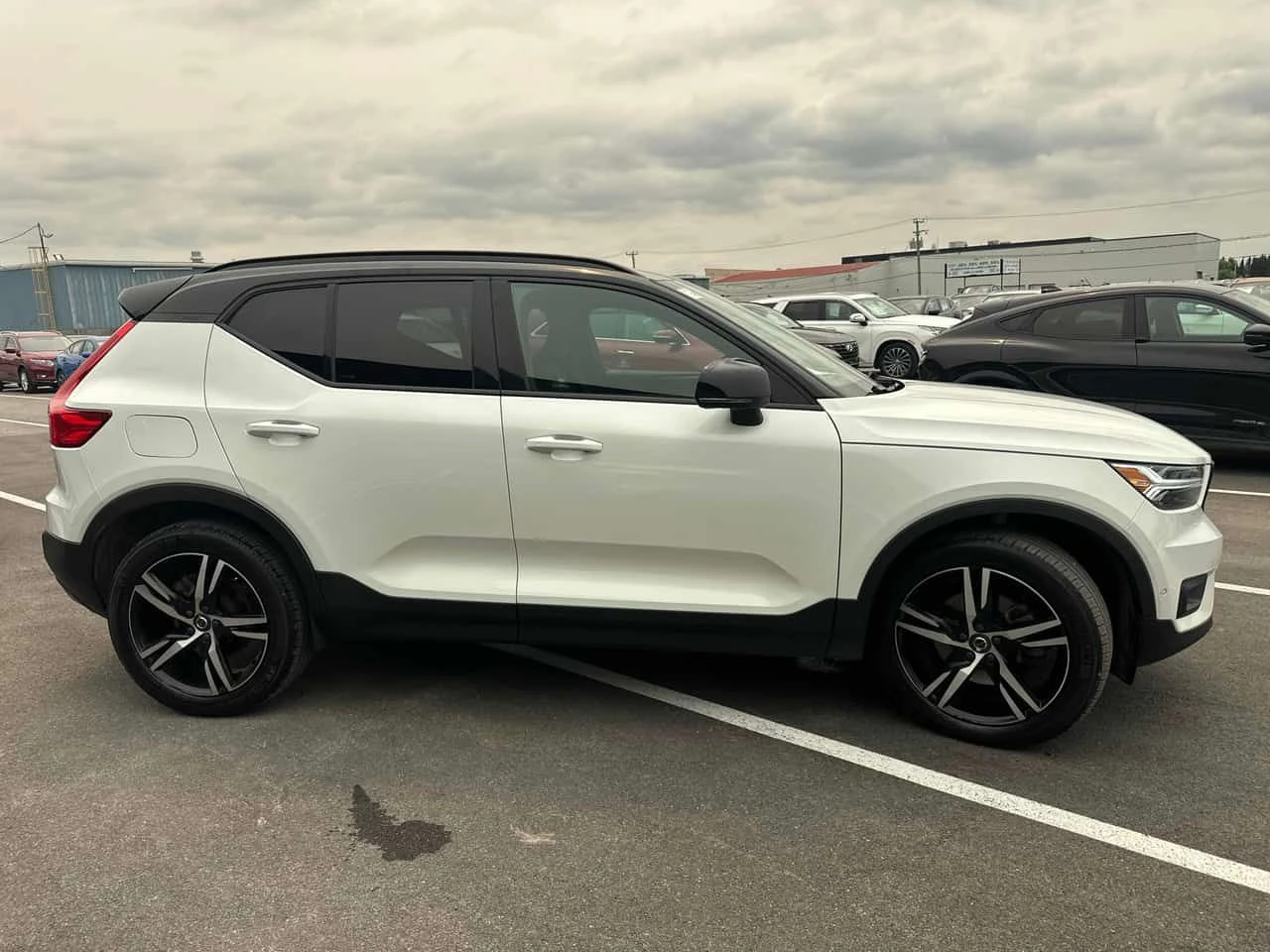 Volvo XC40 * R Design * CARFAX * ОПЦИЯ ЗА ФИНАНСИРАНЕ , снимка 12 - Автомобили и джипове - 55303824