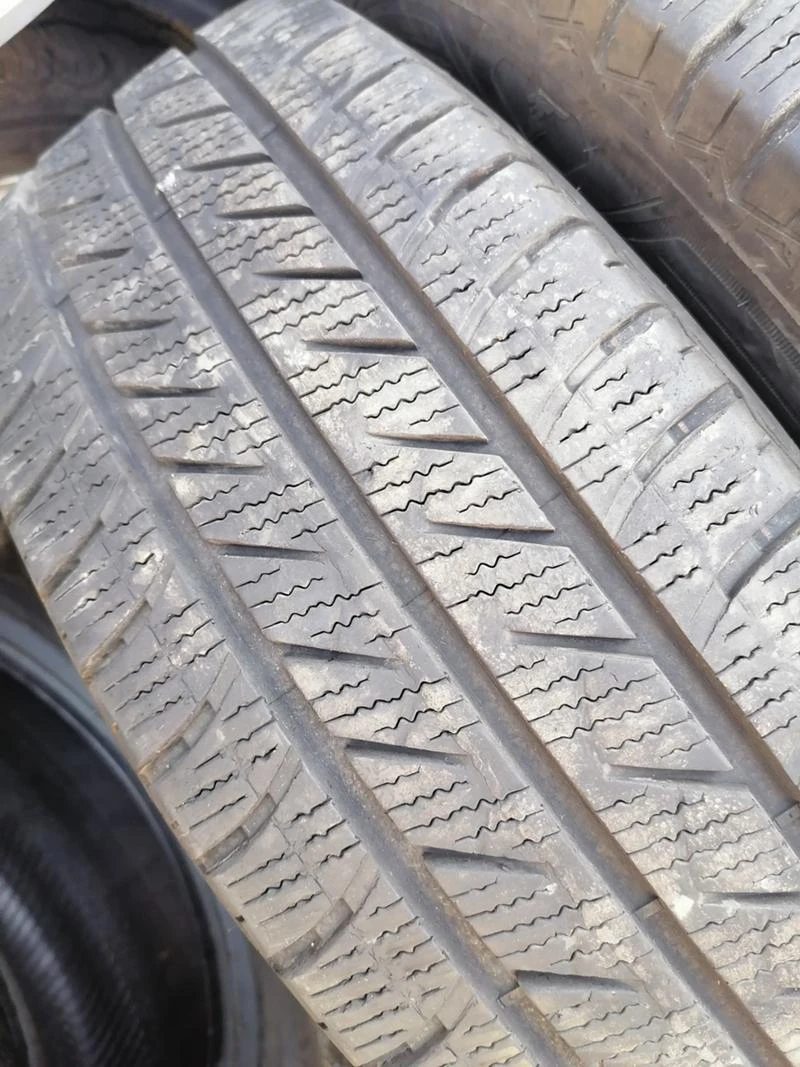 Гуми Зимни 215/65R16, снимка 4 - Гуми и джанти - 32079836