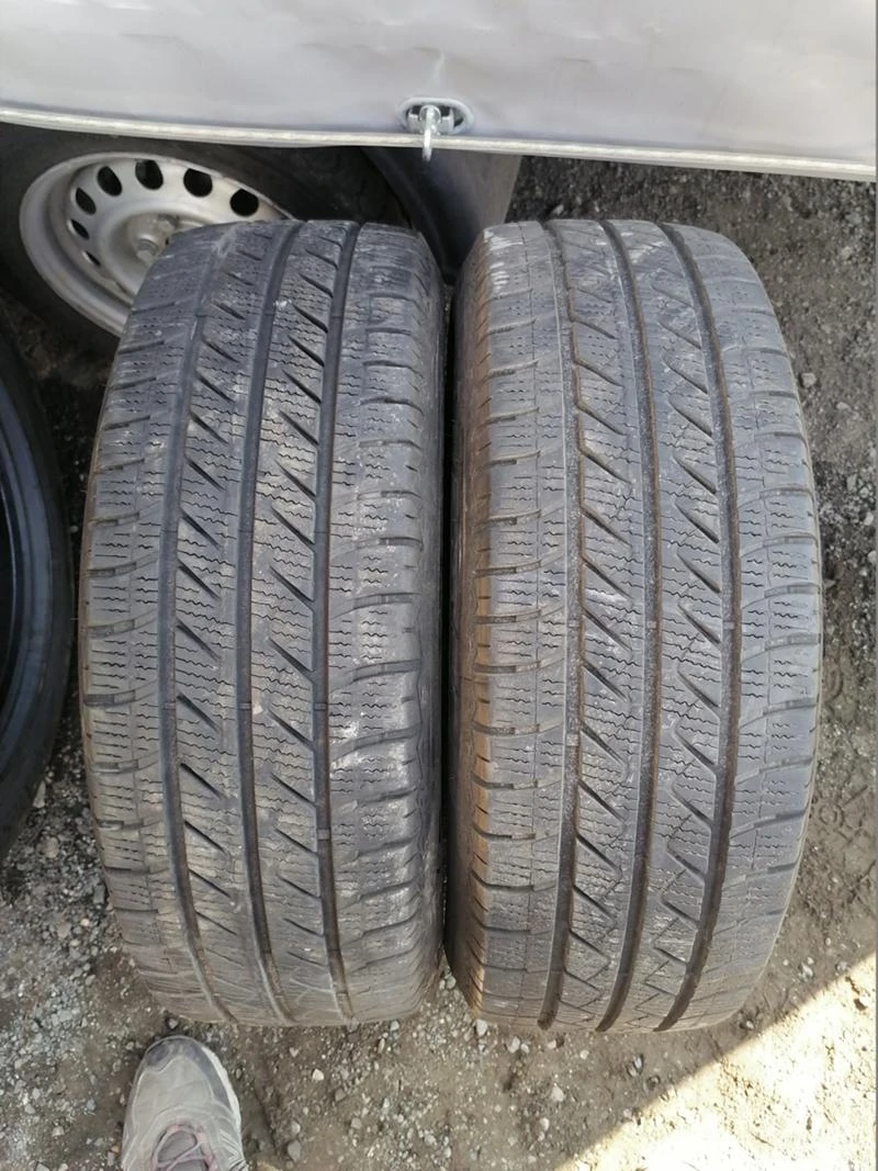 Гуми Зимни 215/65R16, снимка 1 - Гуми и джанти - 32079836