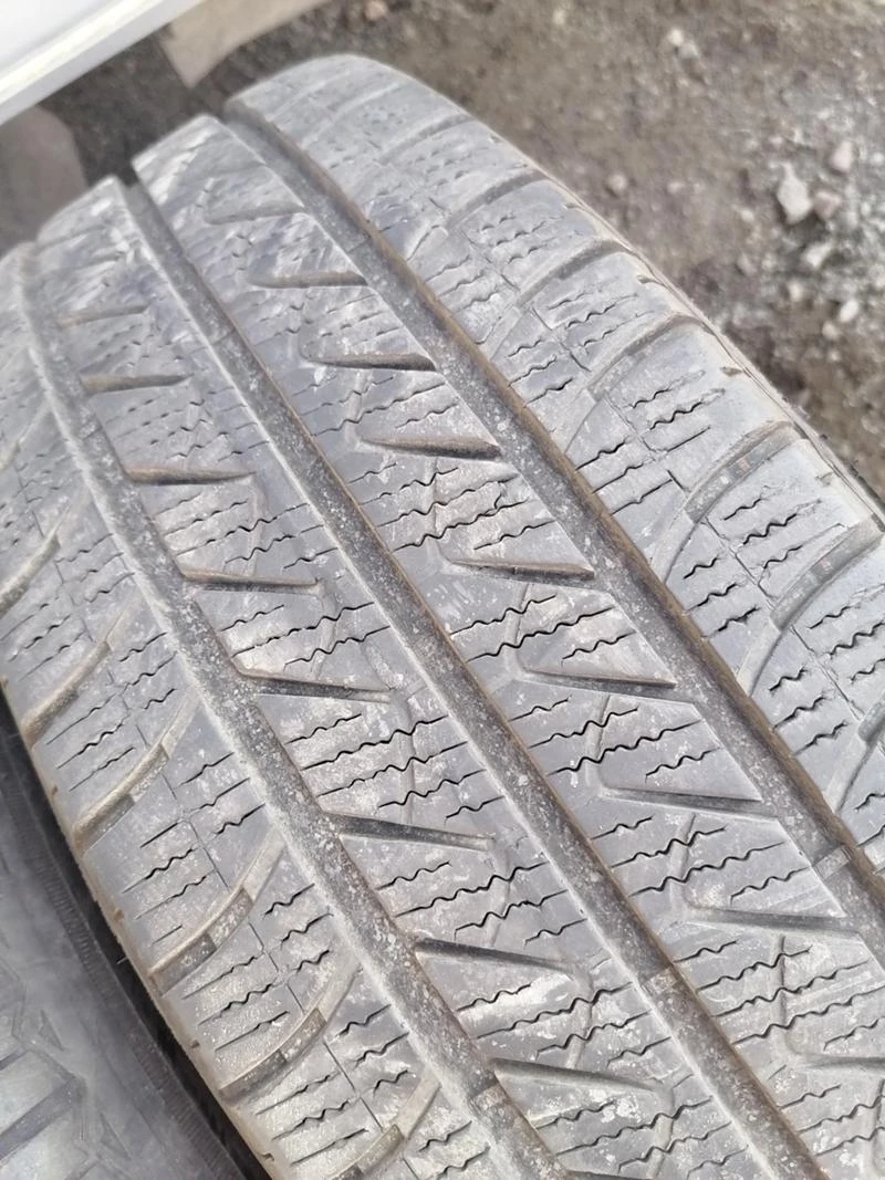 Гуми Зимни 215/65R16, снимка 3 - Гуми и джанти - 32079836