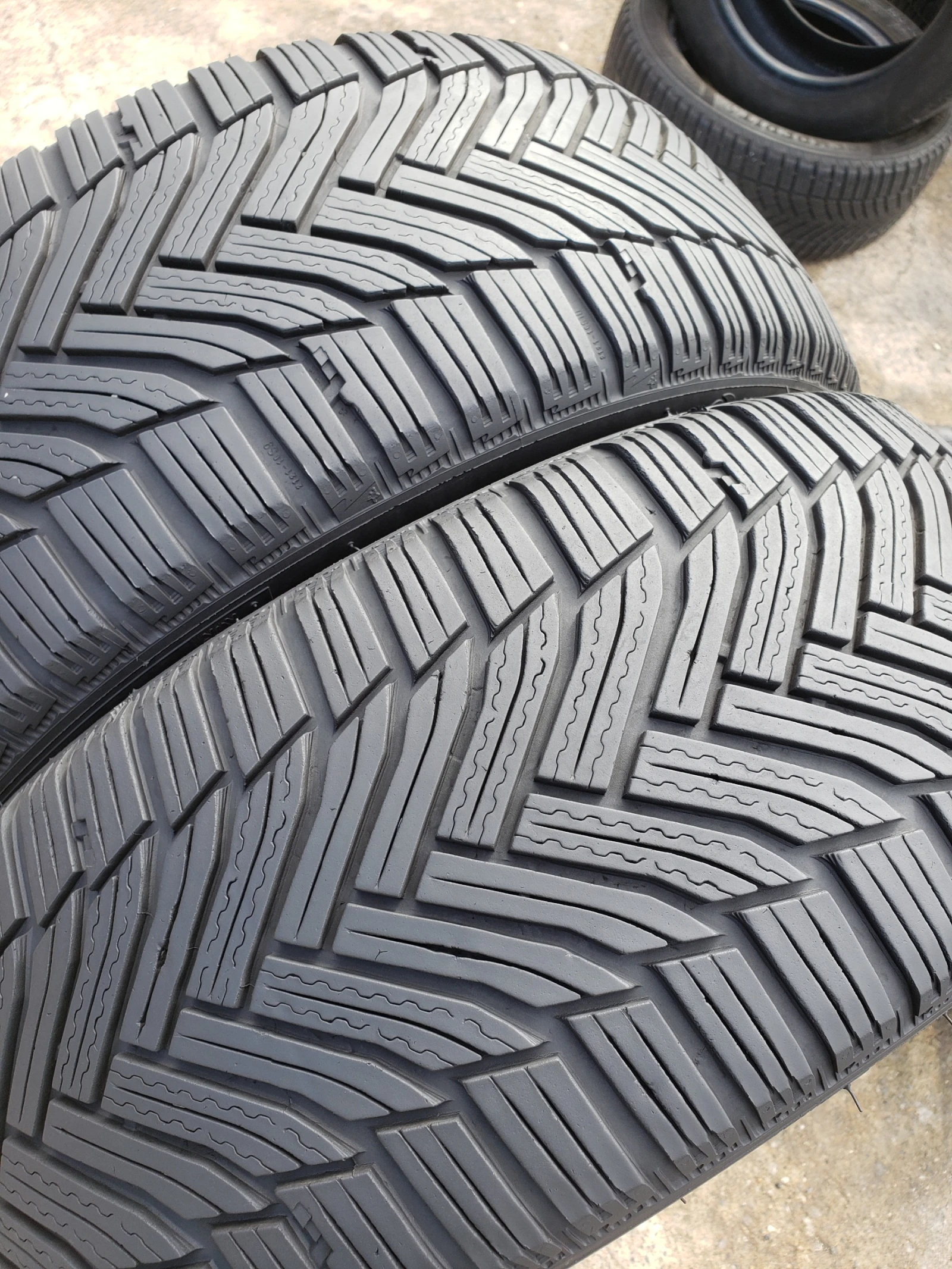 Гуми Зимни 225/45R17, снимка 4 - Гуми и джанти - 56745399