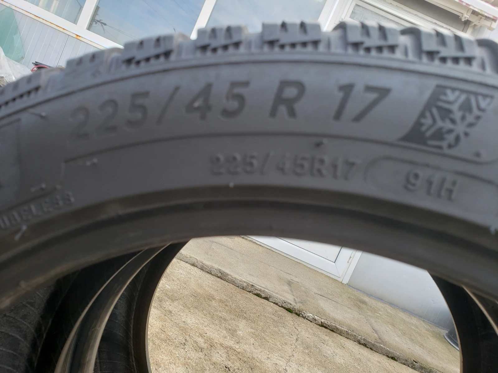 Гуми Зимни 225/45R17, снимка 5 - Гуми и джанти - 56745399