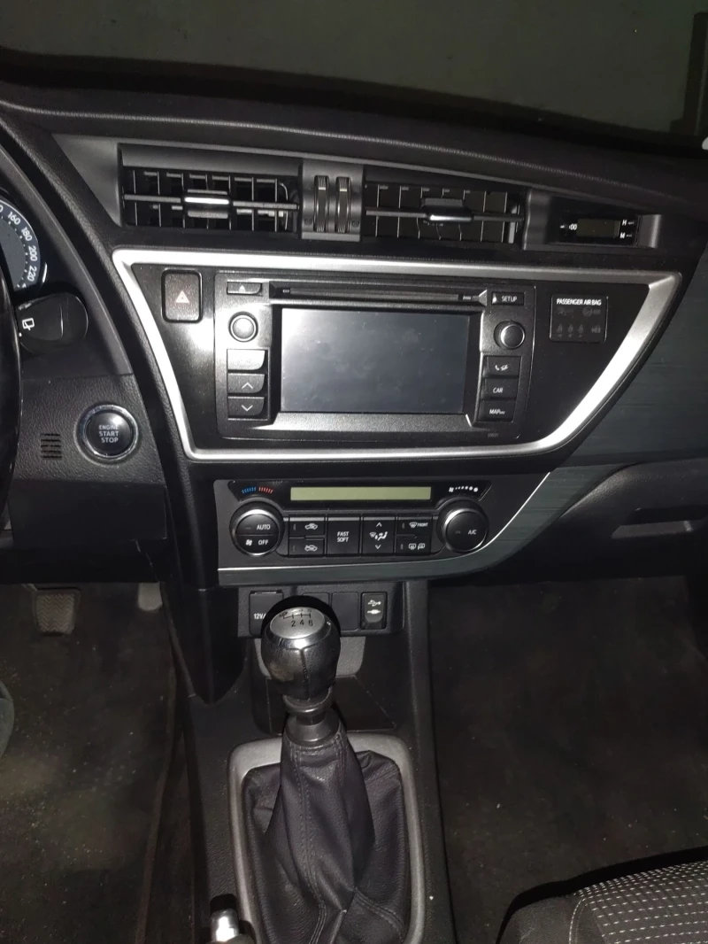 Toyota Auris, снимка 10 - Автомобили и джипове - 47184377