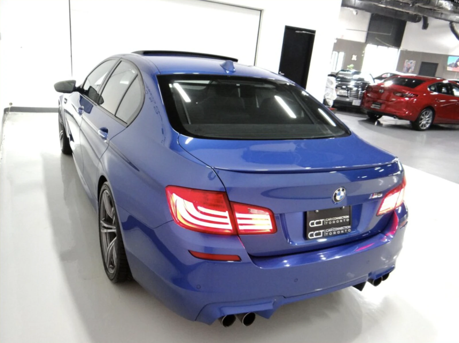 BMW M5 PANO / ALCANTARA ROOF / HUD / ОБДУХ - изображение 3