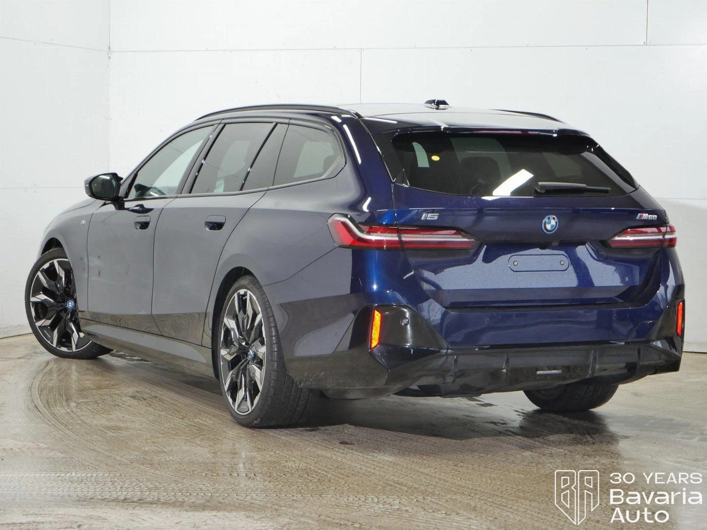 BMW i5 M60 xDrive Touring - изображение 2