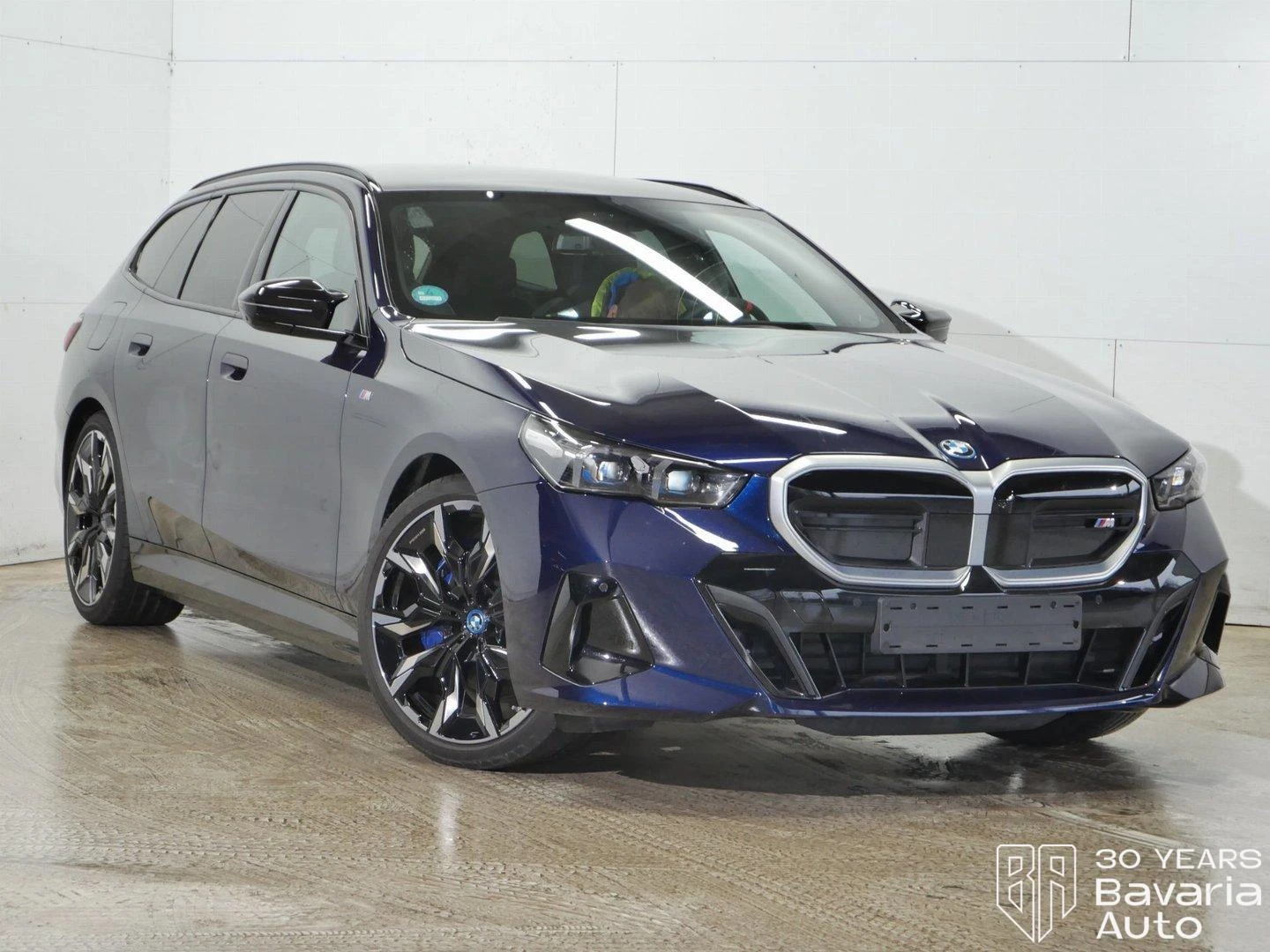 BMW i5 M60 xDrive Touring - изображение 4