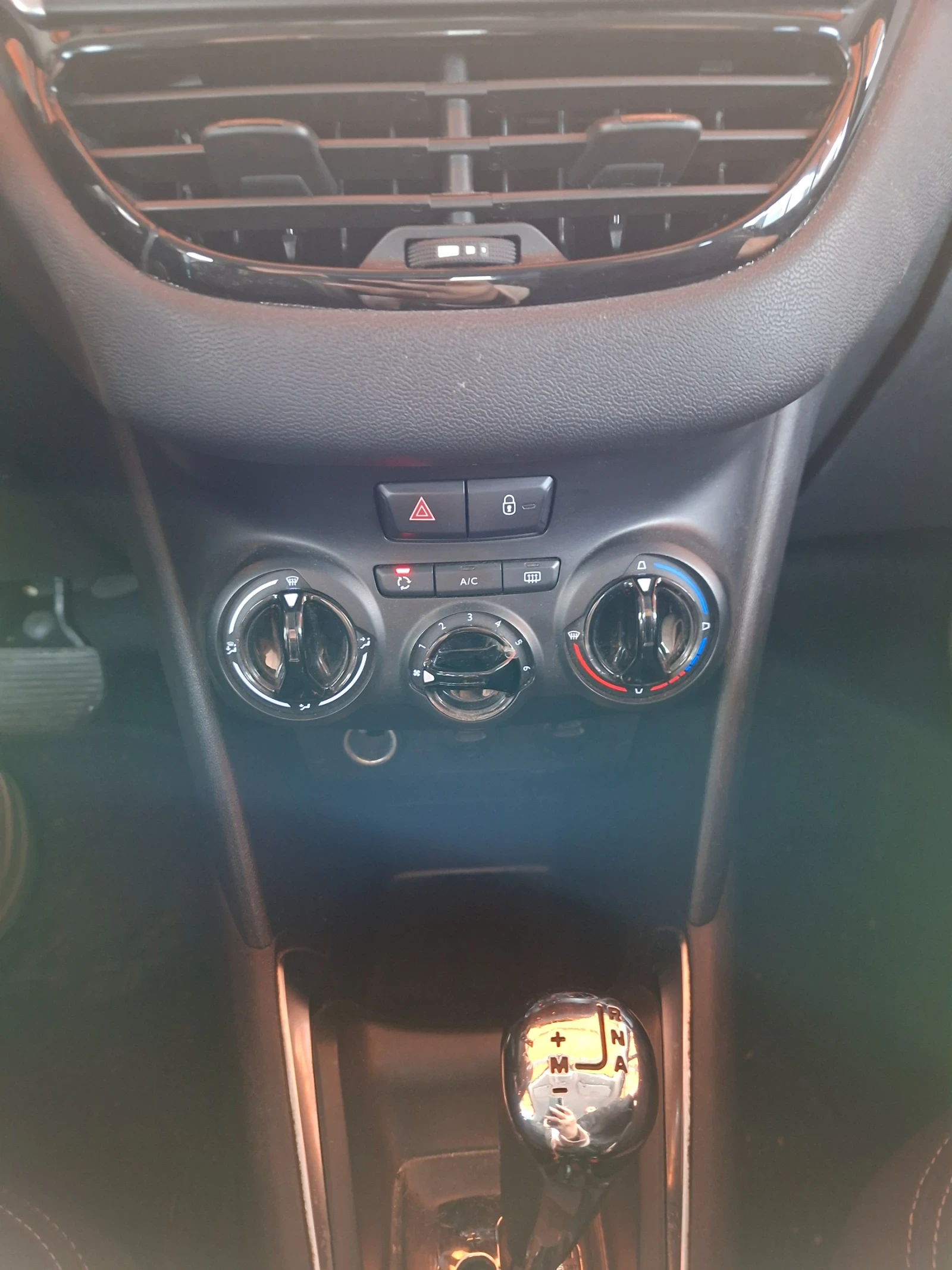 Peugeot 208 1.4 HDI, снимка 7 - Автомобили и джипове - 54221939