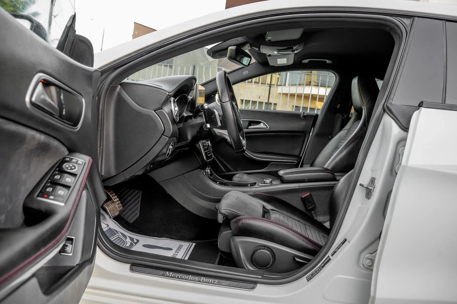 Mercedes-Benz CLA 220 2.2CDI-AMG-AGILITY-FACE-CARPLAY-ASSIST-AMBIENT-TOP, снимка 12 - Автомобили и джипове - 55890265