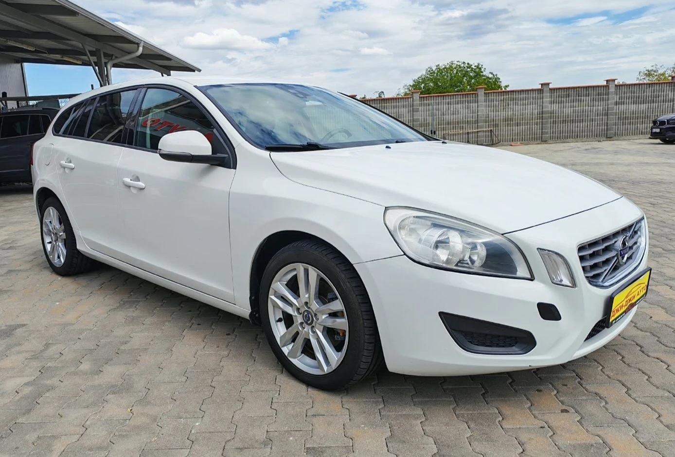 Volvo V60 2.0D 163kc, снимка 3 - Автомобили и джипове - 56185895