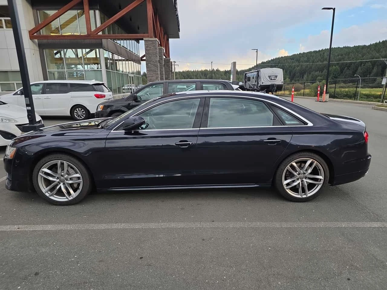 Audi A8 L 4.0T| ОБДУХ| BOSE| ПАМЕТ| 360| , снимка 2 - Автомобили и джипове - 56194090