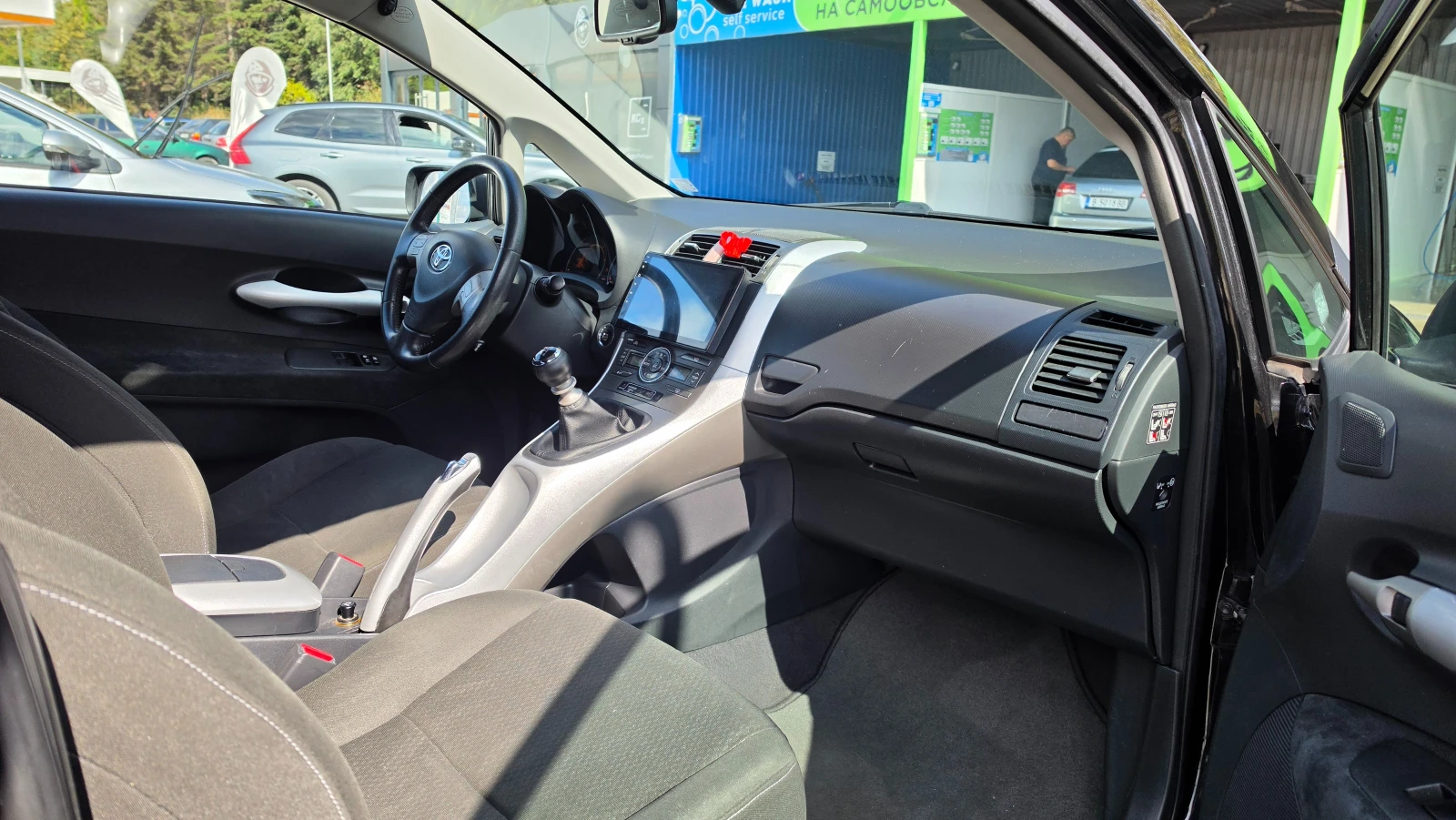 Toyota Auris 2.2 D-CAT 177hp, снимка 13 - Автомобили и джипове - 56312835