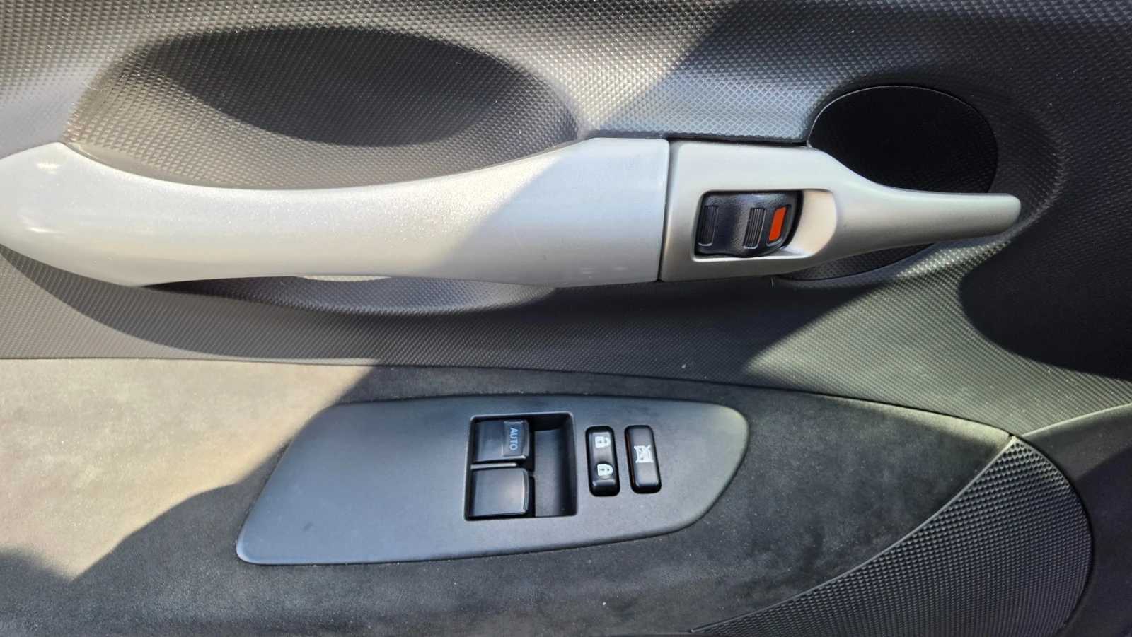 Toyota Auris 2.2 D-CAT 177hp, снимка 9 - Автомобили и джипове - 56312835