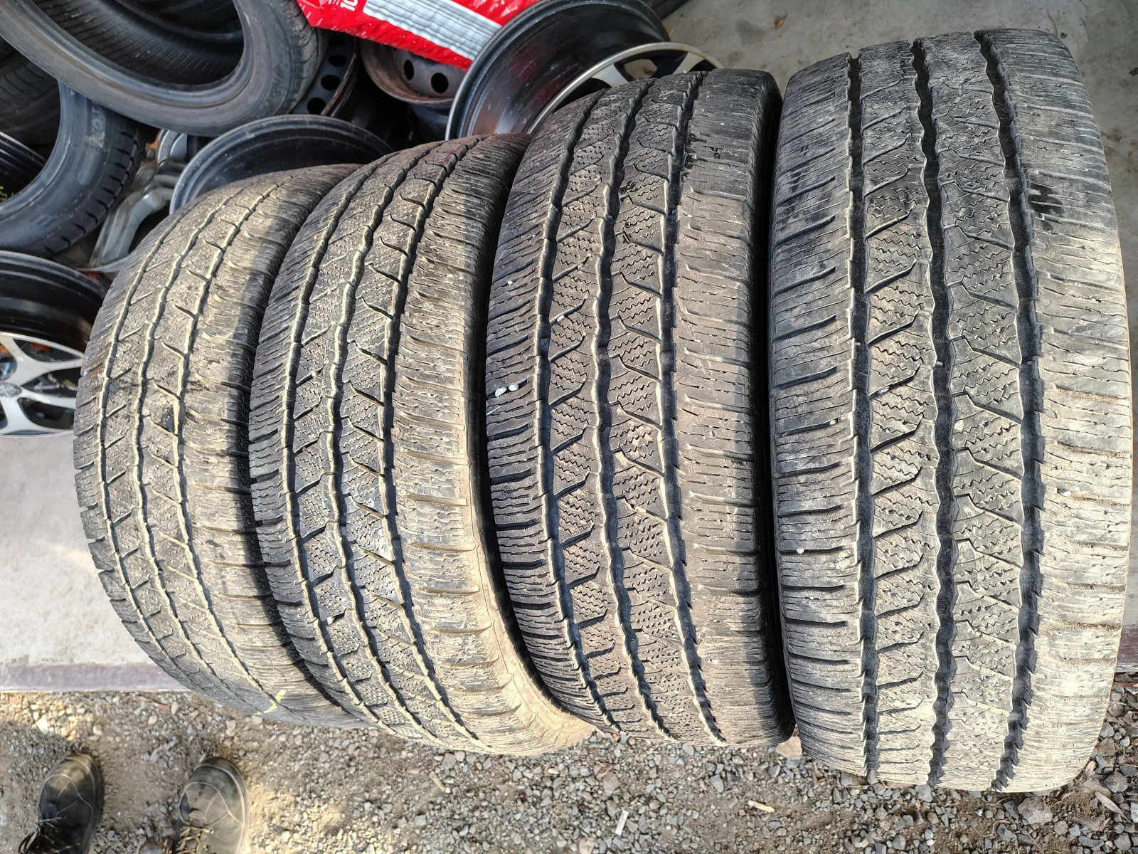 Гуми Зимни 235/65R16, снимка 3 - Гуми и джанти - 54085643