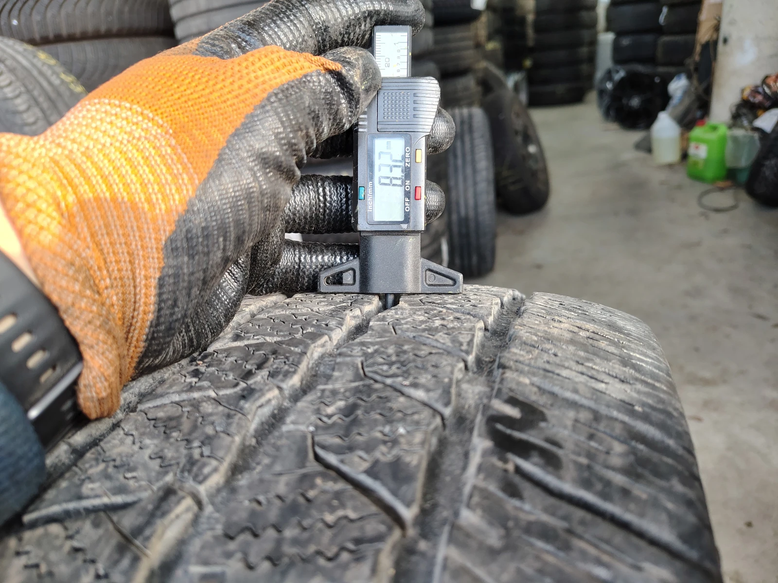 Гуми Зимни 235/65R16, снимка 4 - Гуми и джанти - 54085643