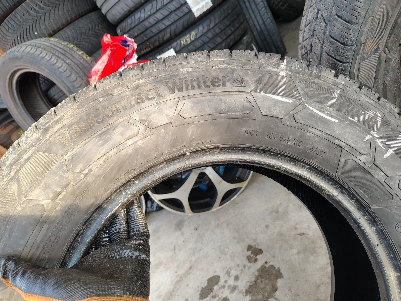 Гуми Зимни 235/65R16, снимка 6 - Гуми и джанти - 54085643